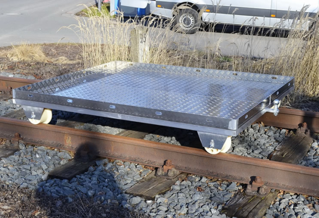 Schienen-Plattformwagen Geeignet für den Katastrophenschutz, THW , Feuerwehr und Gleisbau-Instandhaltunsfirmen.