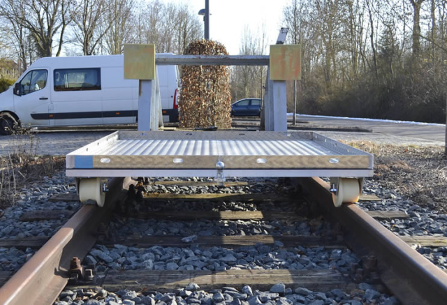 Schienen-Plattformwagen Geeignet für den Katastrophenschutz, THW , Feuerwehr und Gleisbau-Instandhaltunsfirmen.